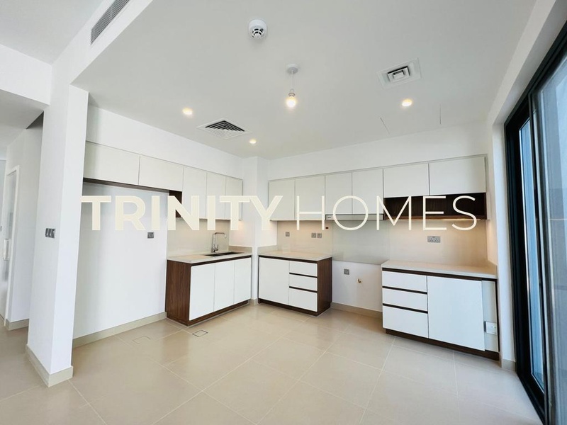 Corner unit I Vacant I Near Amenities